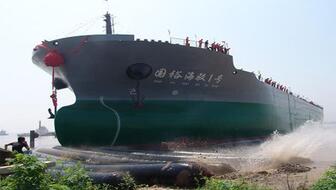8200噸散貨船“遠景發展”氣囊上排下水紀實
